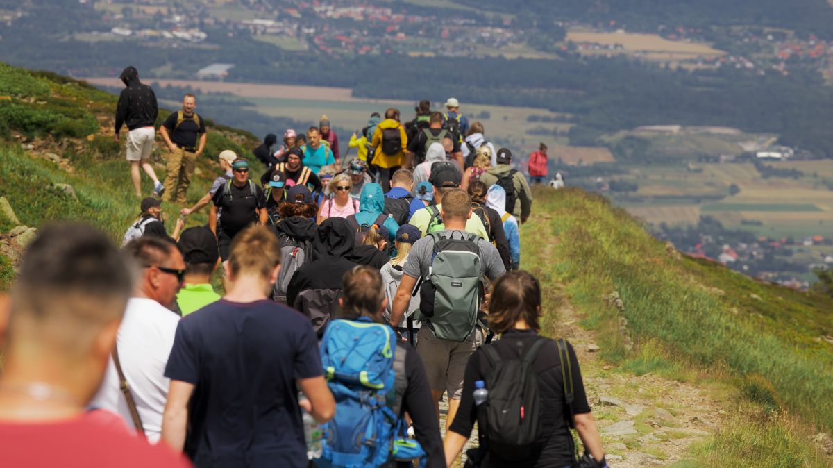 Fotky: Davy stoupají na Sněžku. Přijďte raději mimo sezonu, prosí ochranáři