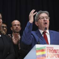 Jeden z lídrů Nové lidové fronty, radikálně levicový politik Jean-Luc Melenchon (na snímku), v první reakci označil čísla z exit pollů za „úžasný výsledek velkých mobilizačních snah“ proti krajní pravici. Zároveň vyzval prezidenta Emmanuela Macrona, aby uznal porážku, a jeho premiéra Gabriela Attala k odchodu.