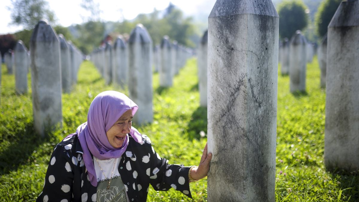 Bezmoc vdov a matek zavražděných synů: Hon na viníky masakru ve Srebrenici usíná