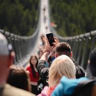 Sky Bridge 721 ročně navštíví zhruba 200 tisíc turistů. Ocelová konstrukce nabízí návštěvníkům pohled na údolí pod Králickým Sněžníkem. Na mostě se poměrně často stává, že se dav turistů zasekne, protože návštěvníci na lávce pózují, fotí si selfie nebo okolí. 