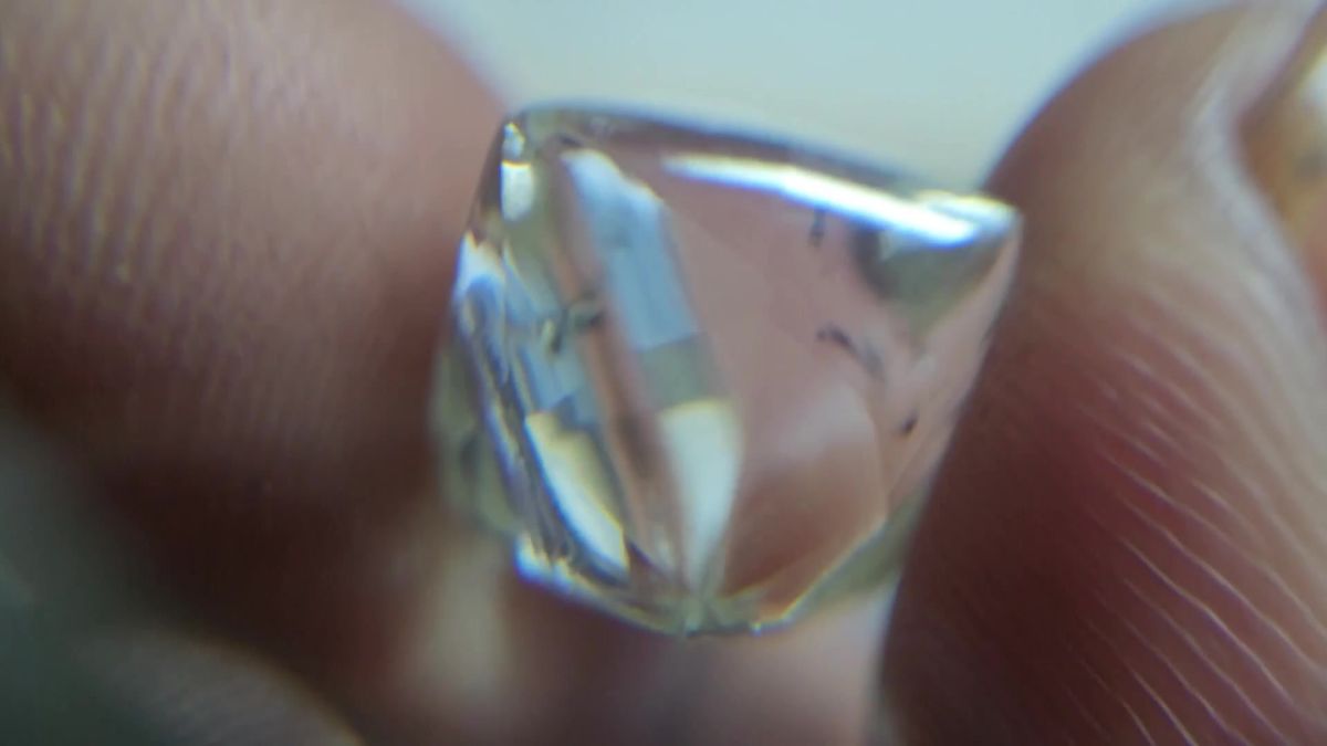 Farmář v Indii nečekaně zbohatl. S přáteli našel diamant