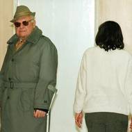 Bývalý příslušník StB Ladislav Mácha přichází do budovy Obvodního soudu pro Prahu 6. Mácha byl 23. listopadu 1998 odsouzen k pěti letům odnětí svobody nepodmíněně za podíl na nezákonném vyšetřování a fyzickém týrání číhošťského faráře Josefa Toufara. 