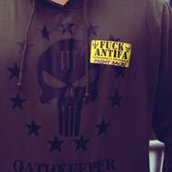 Rétorika vůdců těchto skupin se příliš nelišila od slov amerického prezidenta. Napadali výsledek voleb, šířili konspirační teorie a upínali své zraky k 6. lednu, kdy měl být Biden oficiálně potvrzen do úřadu.