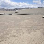 Pohled do monumentálního díla City Michaela Heizera v nevadské poušti.