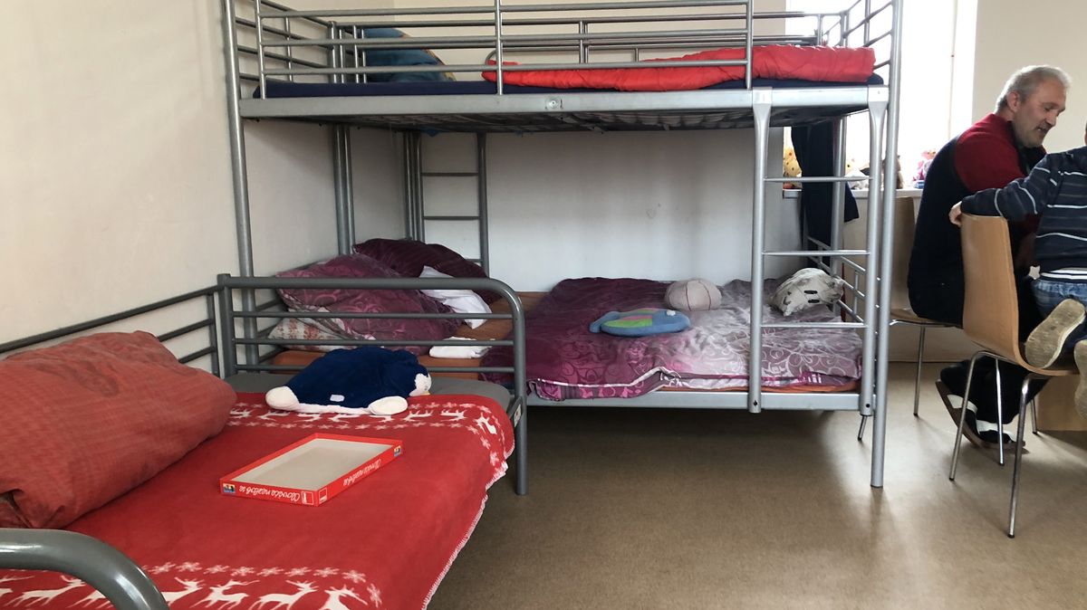 Azylová turistika. Chudé matky s malými dětmi se musí stěhovat i co rok