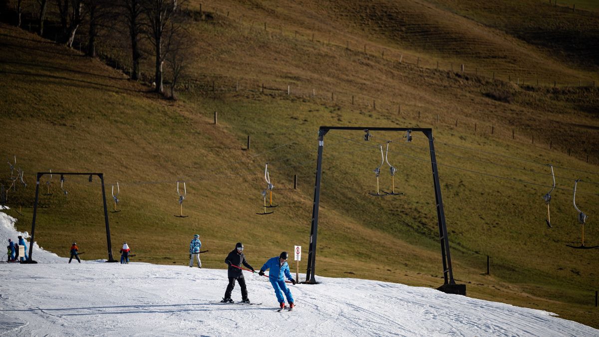 Fotky: Alpské lyžování? Zelená louka a kus umělého sněhu