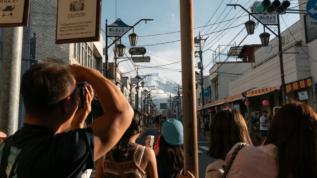 Fotky: Turisté, běžte pryč. Japonské město zakryje výhled na místní ikonu
