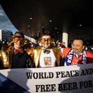 Fanoušci volají po světovém míru i pivu zdarma.