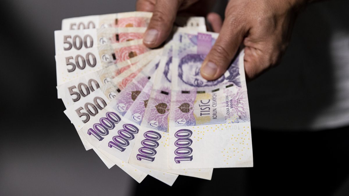 Důchody v hotovosti od února zdraží. Týkat se to může 365 tisíc osob