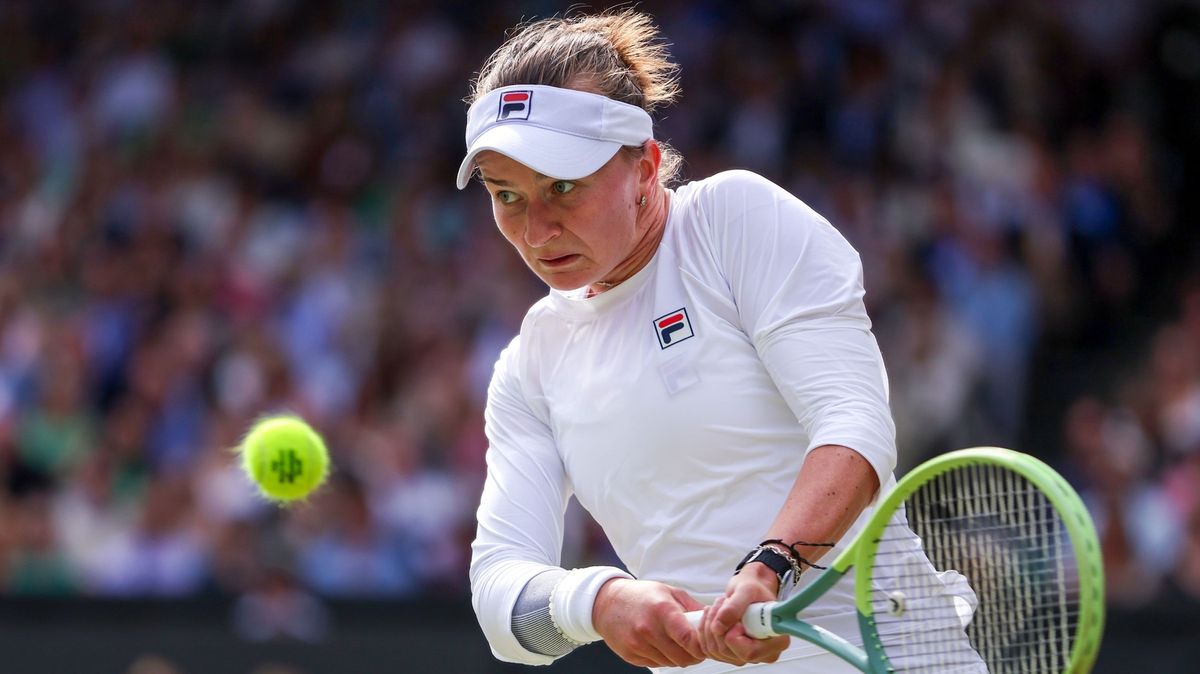 Barbora Krejčíková slaví. Ve finále Wimbledonu přehrála Italku Paoliniovou