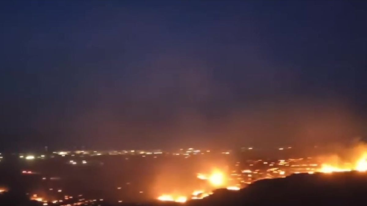 Video: Hasiči bojují s požáry na řeckých ostrovech. Čeká se „nebezpečné léto“