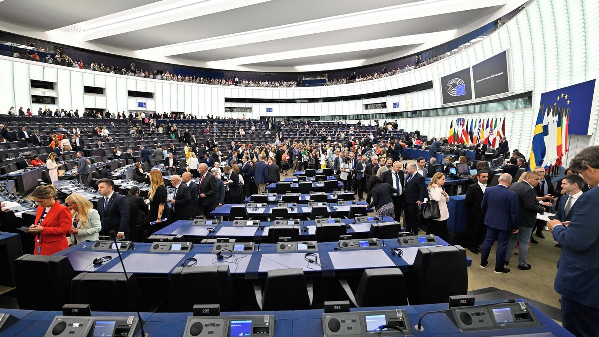 Europoslanci se zhádali kvůli čtení soukromých zpráv