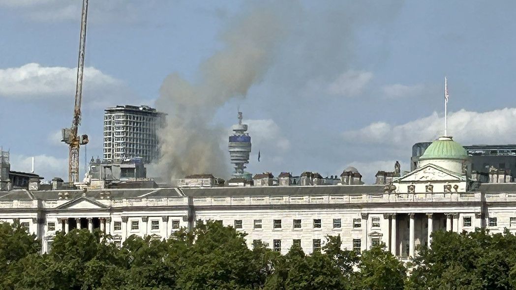 V Londýně hoří slavný palác s galerií Somerset House