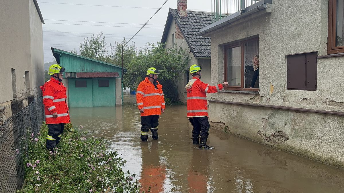 Zatopené Jesenicko. „Nevracejte se, nasazujete vlastní život.“