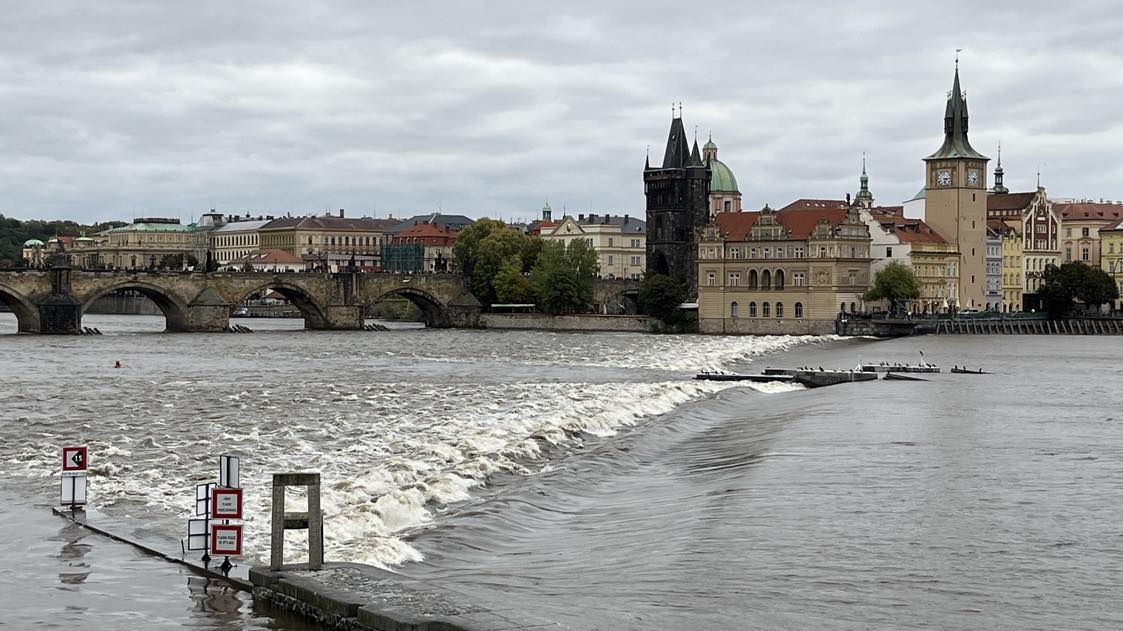 Záběry z Vltavy. Stoupá i v Praze kolem Kampy a Karlova mostu