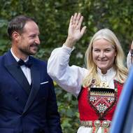 Korunní princ Haakon, mladší bratr nevěsty, a jeho manželka, korunní princezna Mette-Marit po obřadu. 