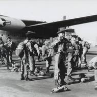 Výsadkáři se připravují na odlet do Fort Carson ve státě Colorado. V popředí Ctirad Mašín, v pozadí dvoumotorový transportní letoun Fairchild C-119 Flying Boxcar.