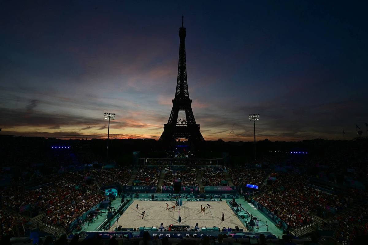 Diváci sledují čtvrtfinálový zápas plážového volejbalu žen mezi Austrálií a Švýcarskem, 6. srpna.