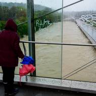 Řeka Vídeňka nadále hrozí, že se vylije z břehů. Krátce před druhou hodinou odpolední informoval podle Die Presse mluvčí příslušného vodohospodářského úseku, že sběrné nádrže pro Vídeňku už jsou zaplněné a voda už bez zásahu poteče do centra města. 
(Řeka Vídeňka,  15. září ve Vídni.)