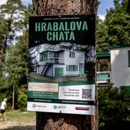 Chatu, ve které zejména v 70. letech napsal většinu svých knih, koupil Hrabal v roce 1965. V letech 1967 až 1970 udělal stavební úpravy, dal přistavět horní patro a garáž, nad kterou vznikla prosklená veranda. Před smrtí objekt daroval synovi svého souseda, který zde dostavěl koupelnu a kuchyň a objekt vlastnil do roku 2021.