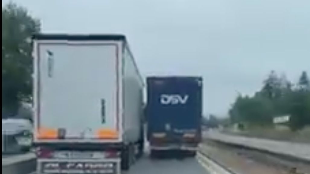 Video: Extrémní manévr. Kamion předjížděl ve zúžení na D1, trest přišel hned