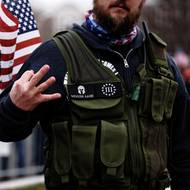 Mezi konzervativci je totiž NRA opěvována jako hlavní zastánce ústavou daného práva na držení zbraní, zatímco liberálové ji často kritizují, protože podle nich stojí za rozmachem násilností v zemi.