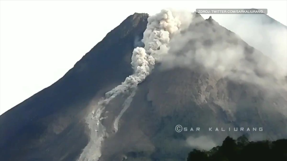 Video: Nejaktivnější indonéská sopka Merapi chrlí popel a lávu