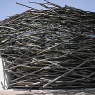 Obvodový plášť je obalen dubovými kládami, které připomínají konstrukci skutečného čapího hnízda.