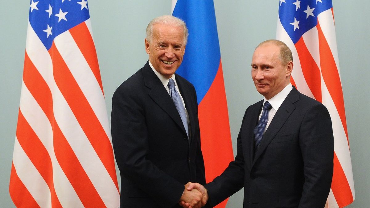 Politico: Vybrat místo pro potenciální summit Bidena s Putinem je složitý úkol