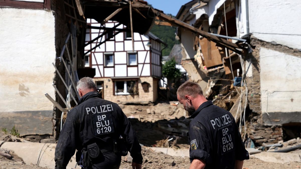 Na Němce po záplavách „útočí“ agitátoři. Podvodníci se vydávají za policisty