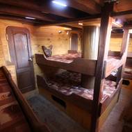 Pirátská loď La Grace. Pphled do kajuty.