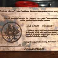 Pirátská loď La Grace. Kovová destička jako dar pánu moří - Poseidónovi.