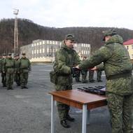 Snímek mobilizovaných záložníků ruské armády, kterým jsou předávány osobní střelné zbraně. Foceno 12. října na vojenském cvičišti v Pečengském okrese v Murmanské oblasti.