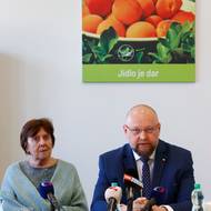 Věra Doušová (vlevo), Řád Tomáše Garrigua Masaryka I. třídy, ředitelka Potravinové banky pro Prahu a Středočeský kraj.