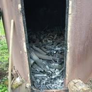 Lipové dřevo si sám natěží a na několik let ho uskladní na své zahradě, aby dostatečně proschlo. Dřevo pak pálí v peci na dřevěné uhlí.