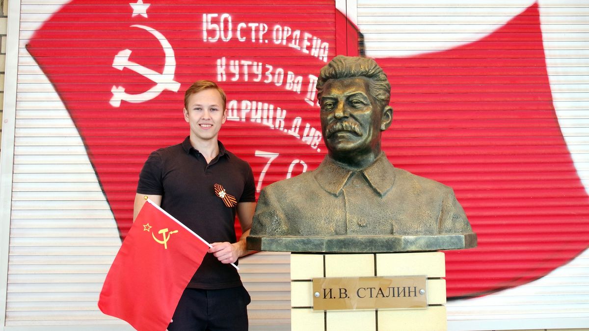 Úřaduje z Ruska, miluje Stalina a odmítá LGBT. Nový plzeňský zastupitel