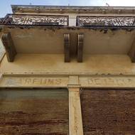 ... luxusní parfémy, …