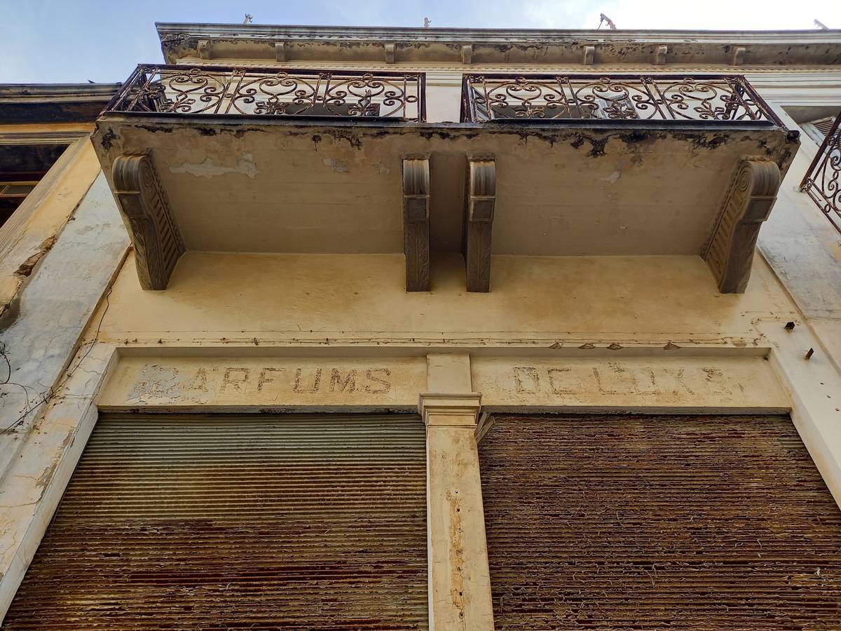 ... luxusní parfémy, …