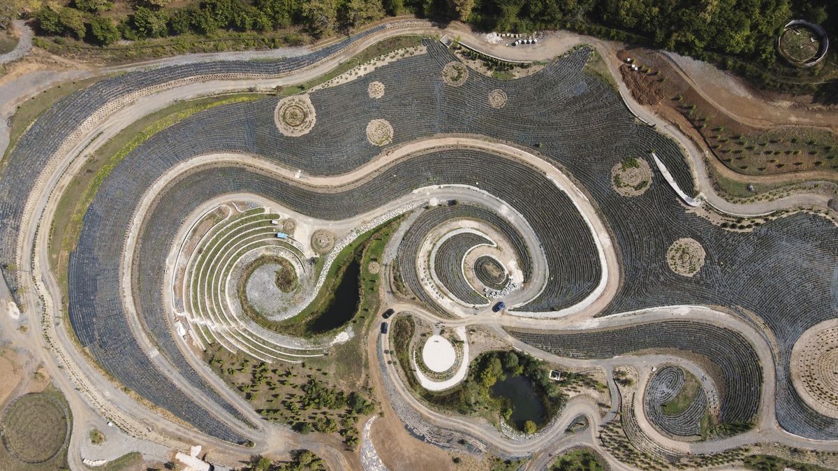 Fotky: Zhmotněný van Gogh. Park napodobuje jeho slavný obraz Hvězdná noc