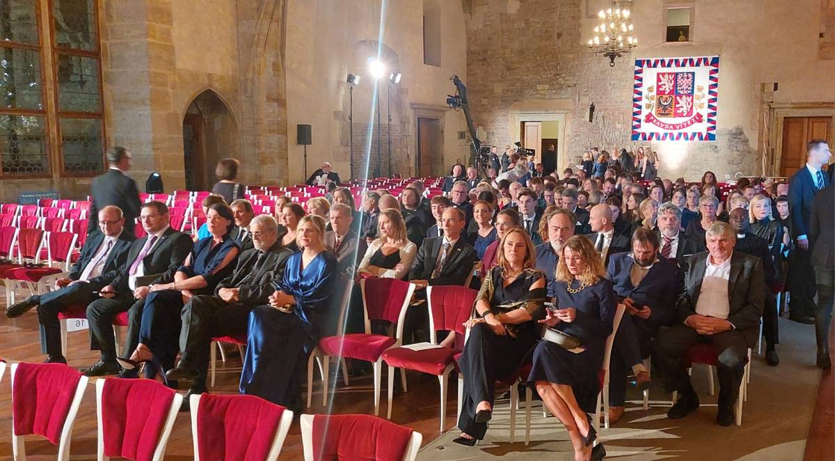 Vladislavský sál se po sedmé hodině večer zaplňoval hosty.