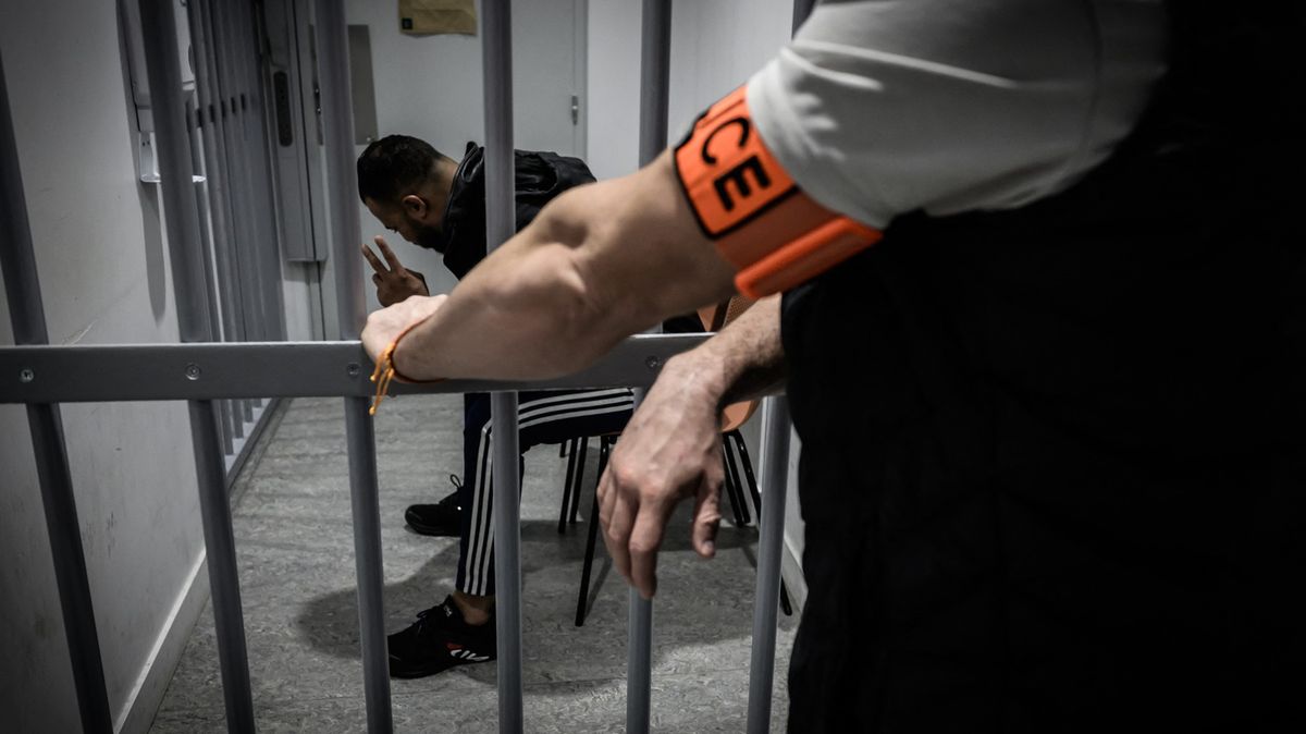 Fotky: „Horší než vězení.“ V Lyonu se přou o detenční zařízení pro migranty