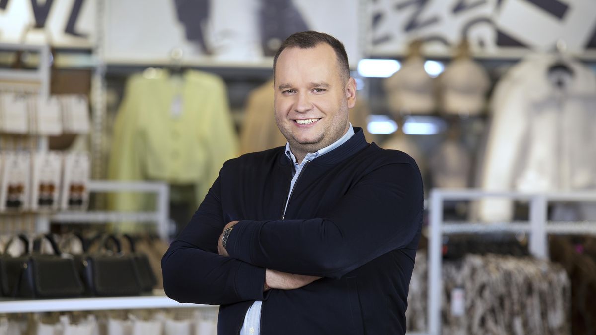 Málo reklamy, levná ramínka. Šéf Primarku popsal recept na tričko za stovku
