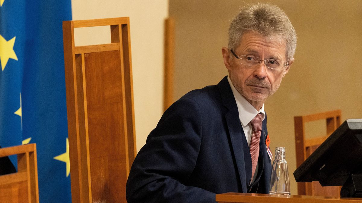 Odmítnutí vládního letounu je podraz, říká Vystrčil. Poletí linkou