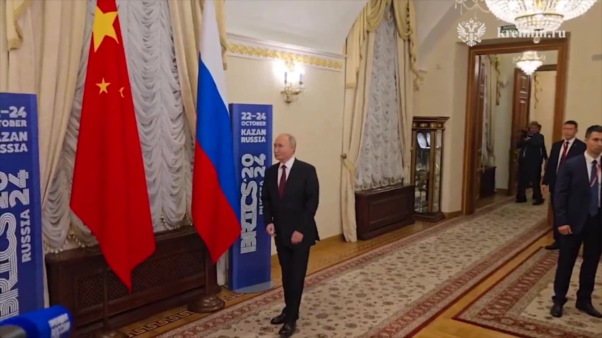 Video: Čínský prezident nechal Putina nezvykle dlouho čekat