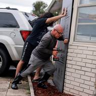 Pro záliv Tampa Bay by blížící se Milton mohl být nejnebezpečnějším hurikánem za sto let. Místní proto využívají posledních hodin k záchraně majetku a evakuaci. 