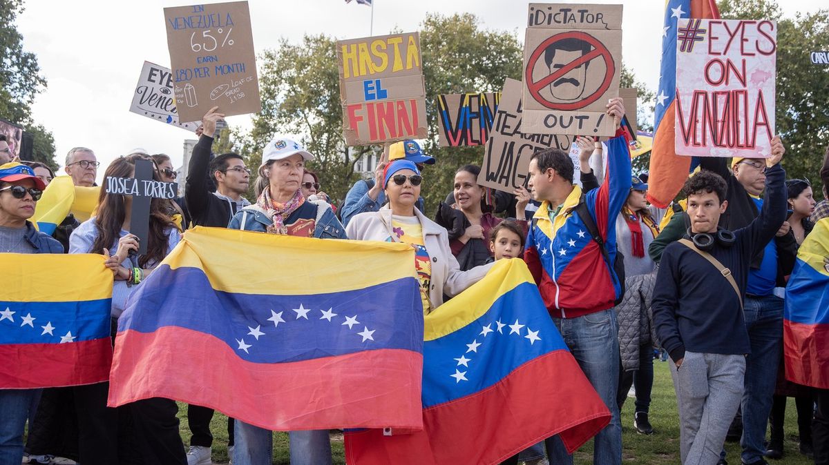 Venezuelská vláda ruší desítkám lidí pasy