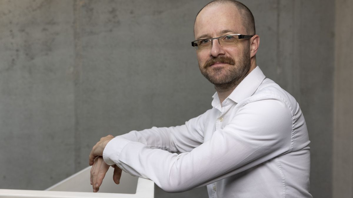 Jde po investicích, které nikdo nechce. A už má ve správě miliardu
