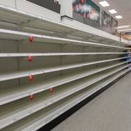 Vážnost situace podle televize CNN dokládá to, že kolem měst Tampa a Fort Myers zavřely desítky poboček rychlého občerstvení Waffle House, které mají běžně nepřetržitý provoz. (Prázdné regály v potravinách ve Fort Myers, 8. října.)