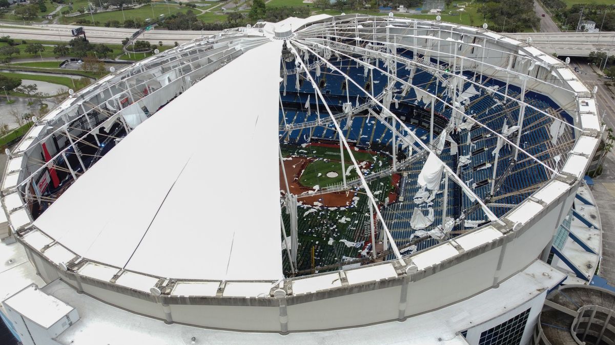 Fotky: Hurikán Milton zabíjel, bořil domy. Odnesl i střechu stadionu