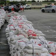 Prezident Joe Biden už v úterý vyzval ty, kteří se nacházejí na předpovídané trase hurikánu, aby svá obydlí urychleně opustili.